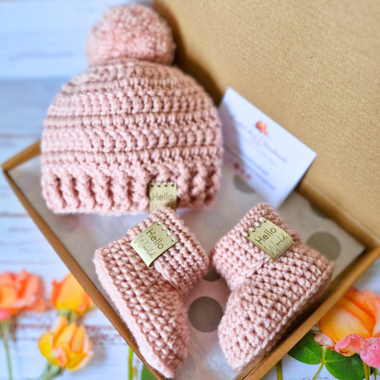 The perfect baby shower gift – handmade crochet hat and bootie sets in soft yarn. Cosy, adorable and made to order in 3 sizes. Processing: 5–7 days