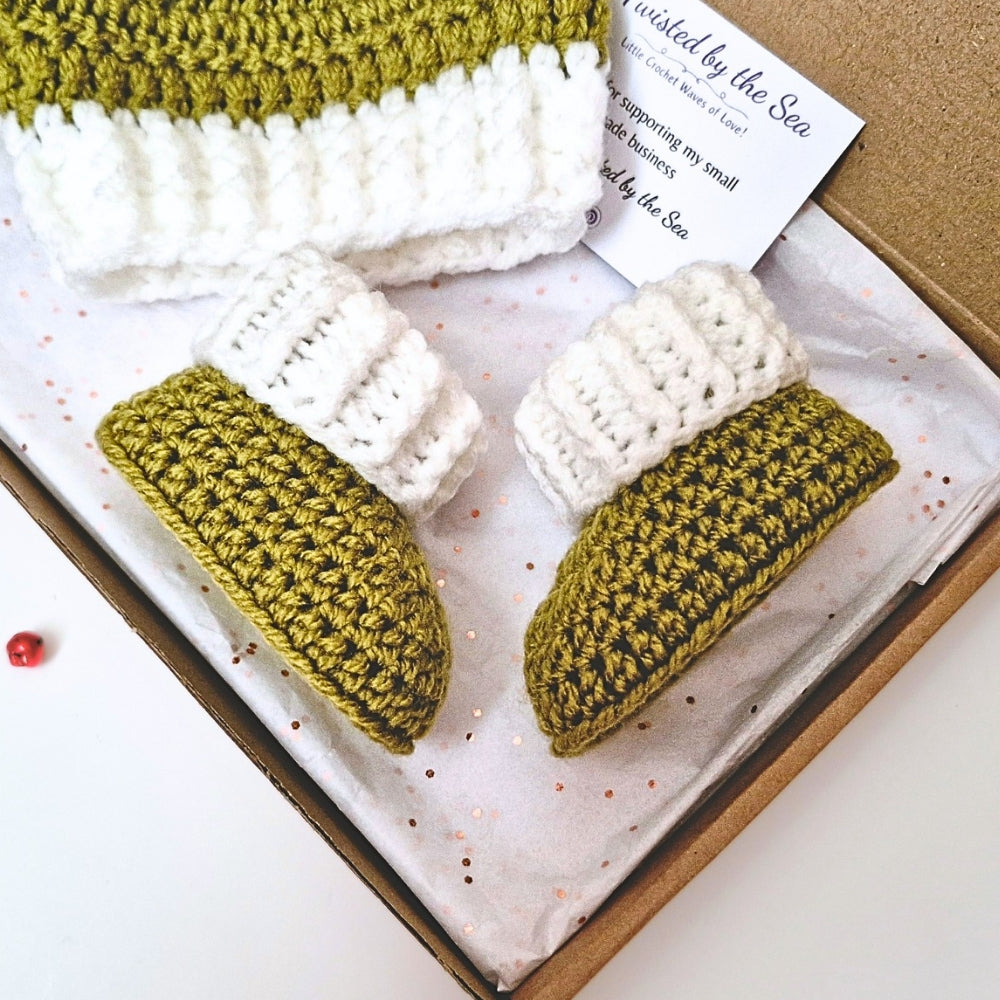 Handmade Christmas Baby Hat & Bootie Set – Newborn to 6 Months