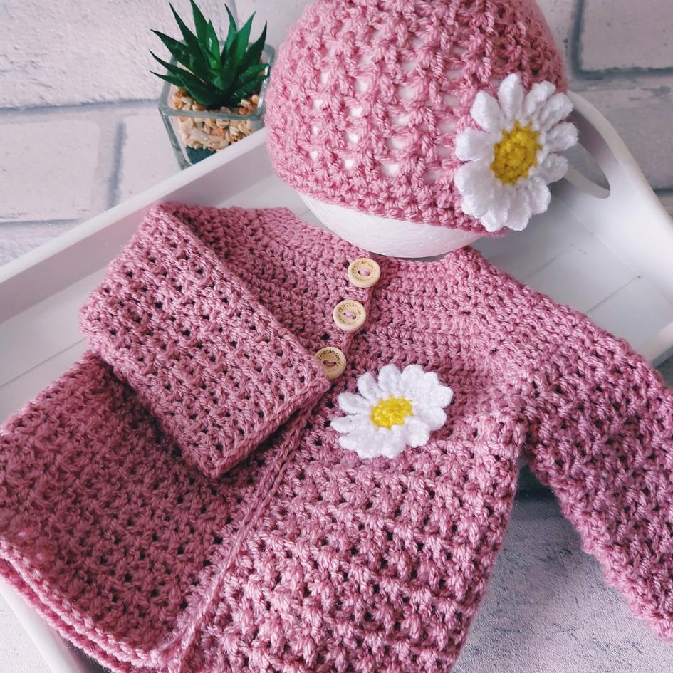 Handmade crochet baby set with daisy details – includes cardigan, booties, and hat in soft white and yellow, ideal for spring and summer gifting