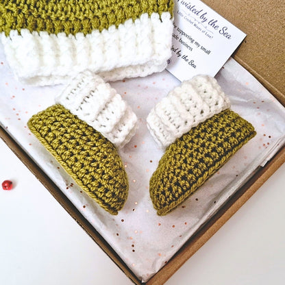 Handmade Christmas Baby Hat & Bootie Set – Newborn to 6 Months