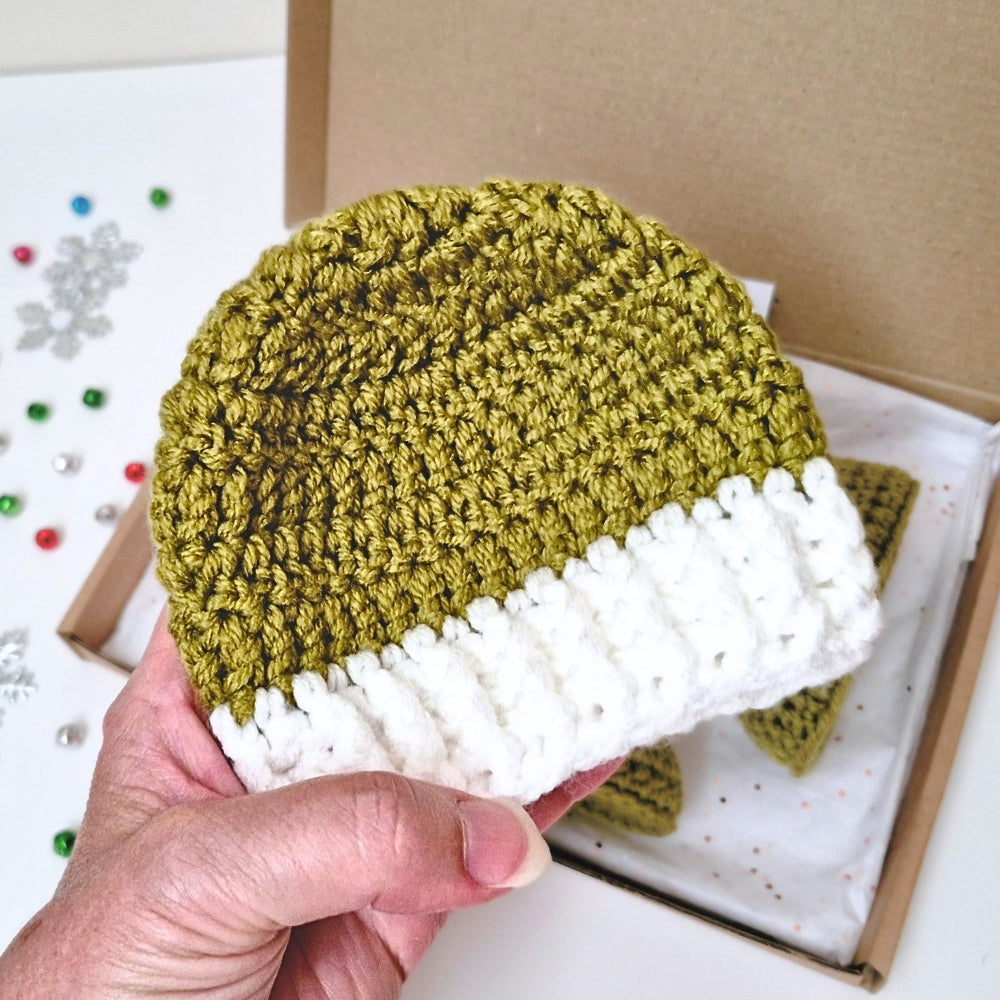 Handmade Christmas Baby Hat & Bootie Set – Newborn to 6 Months